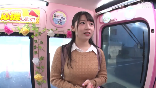 交谈 · 站姿 · 自然 · 半身 · 棕色针织衫 · 粉色巴士车厢