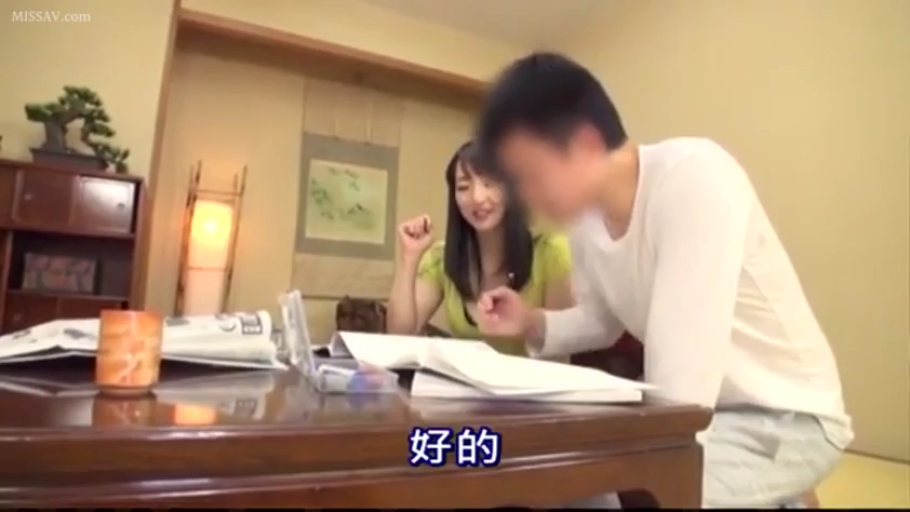 微笑 · 室内房间 · 白色长袖T恤 · 书本