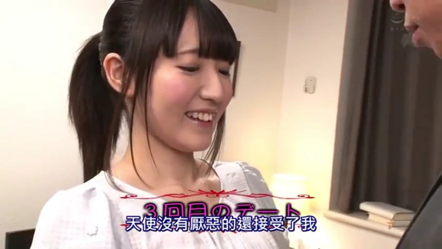 室内 · 脸部特写 · 站立 · 微笑 · 白色上衣 · 交流