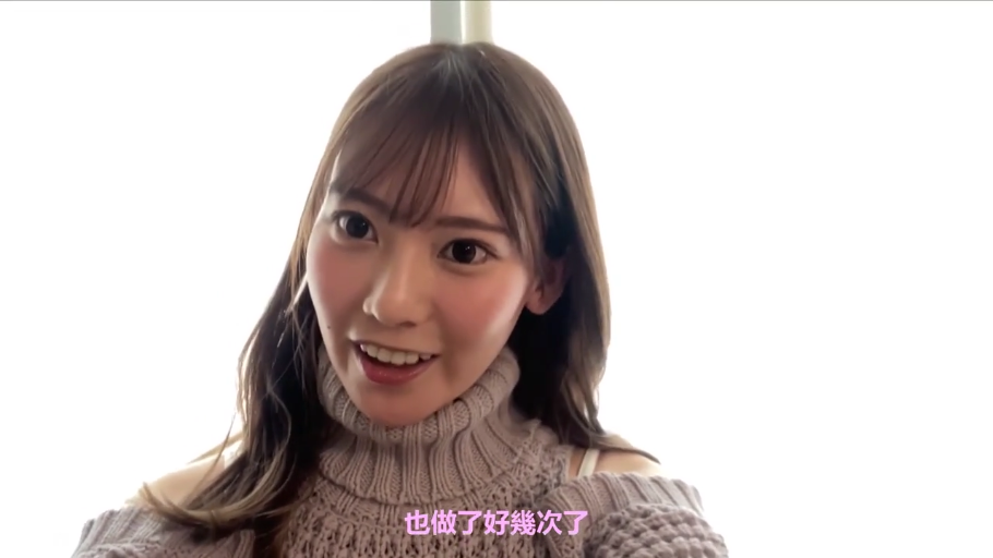 室内 · 说话中 · 面部特写 · 中文字幕 · 针织高领露肩毛衣