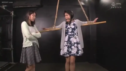 摄影棚 · 冷漠 · 花色连衣裙 · 木杆 · 悬空