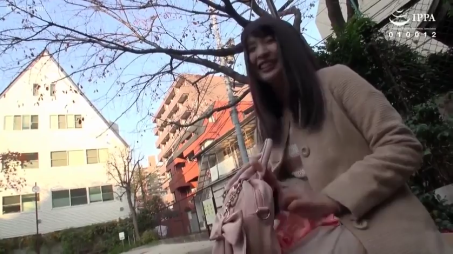 上半身特写 · 自然光 · 室外街道 · 针织内搭 · 粉色包 · 微笑着说话