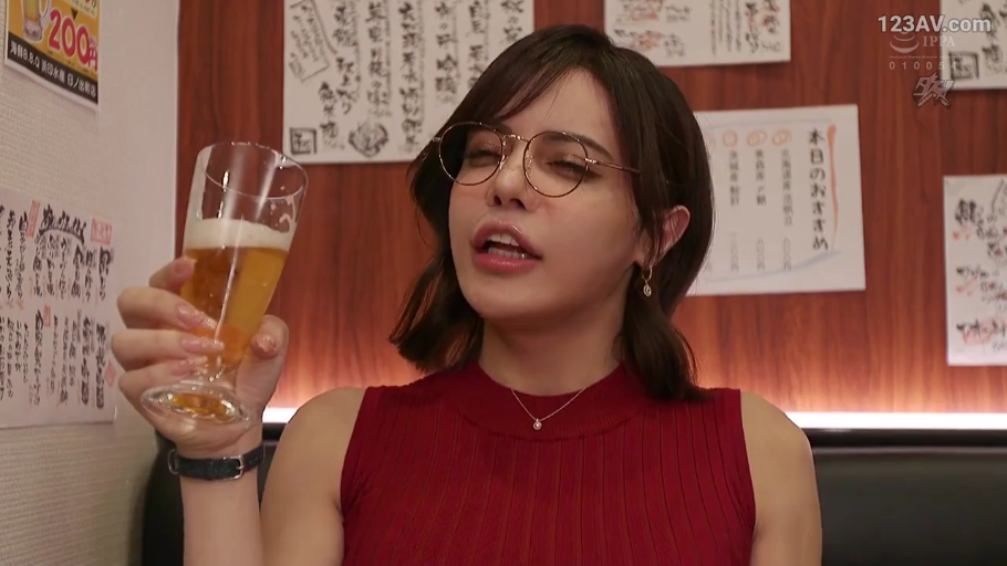 坐姿 · 迷离 · 面部特写 · 居酒屋 · 红色无袖上衣 · 举杯 · 啤酒