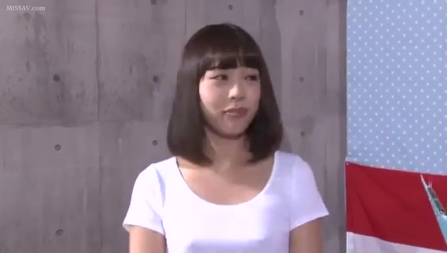淡然 · 上半身特写 · 室内工作室 · 白色圆领T恤