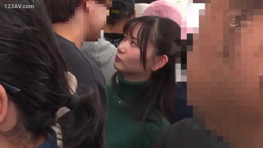 凝视 · 公共交通工具 · 绿色高领毛衣 · 年轻女性面部特写 · 周围人脸部打码