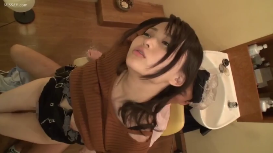 嘴唇微张 · 棕色针织上衣 · 理发店 · 口交 · 女优面部表情特写 · 洗头槽
