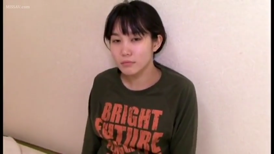 室内 · 坐姿 · 半身 · 凝视 · 平淡 · 素颜 · 绿色长袖卫衣