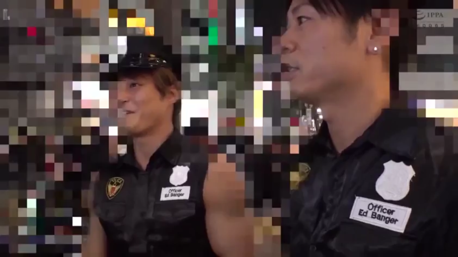 交谈 · 站立 · 中景 · 微笑 · 街道 · 警察制服