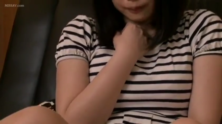 室内 · 坐姿 · 半身 · 条纹衫