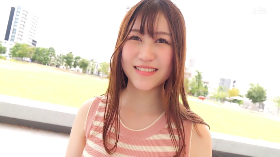 面部特写 · 注视 · 户外公园 · 粉白条纹无袖上衣