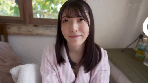 寝室 · 温柔 · 顔のクローズアップ · 补光灯 · 粉色条纹睡袍
