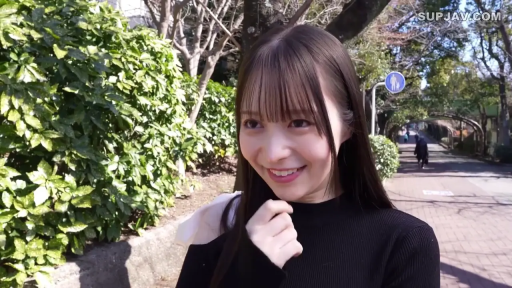 交谈 · 站立 · 面部特写 · 户外街道 · 街头采访 · 黑色针织衫 · 略显羞涩