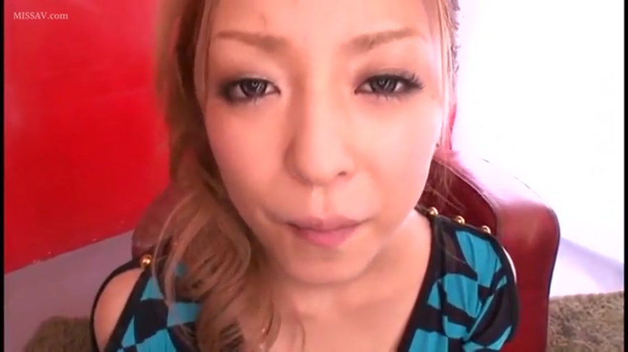 室内 · 嘴唇微张 · 脸部特写 · 口交 · 蓝黑相间格纹上衣