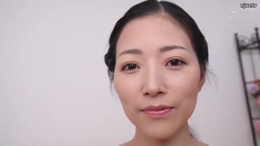 室内 · 脸部特写 · 裸体 · 注视镜头 · 熟女 · 微带笑意 · 正面对镜头