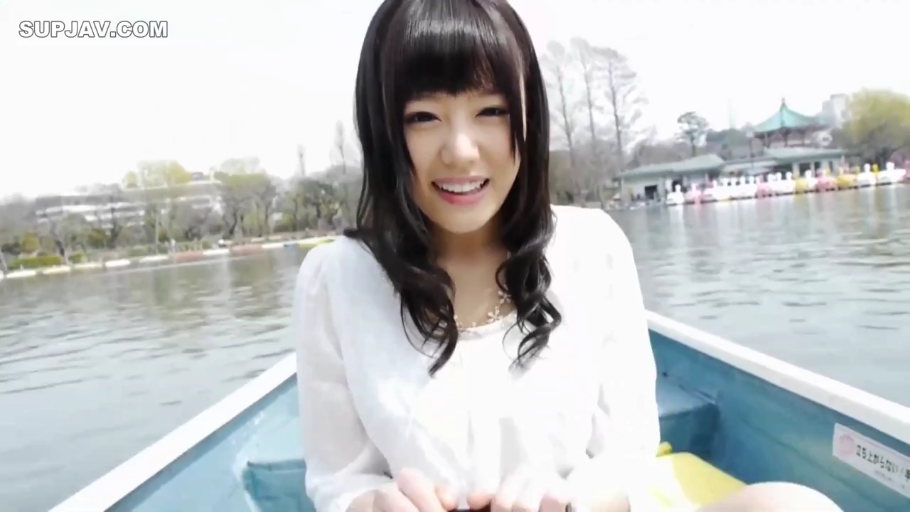 坐姿 · 半身 · 白色上衣 · 公园湖泊