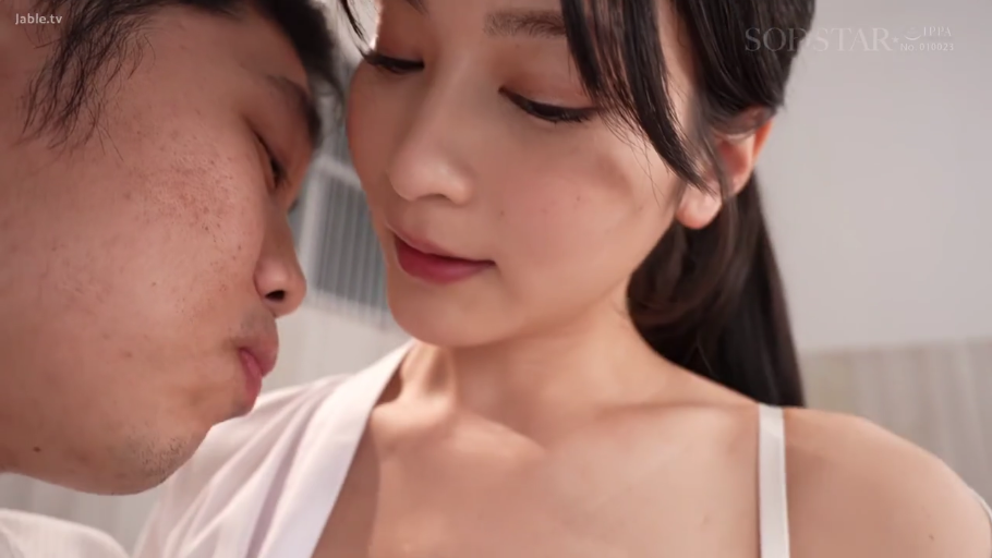 含情脉脉 · 两人面部侧脸 · 白色吊带内衣 · 卧室或室内空间