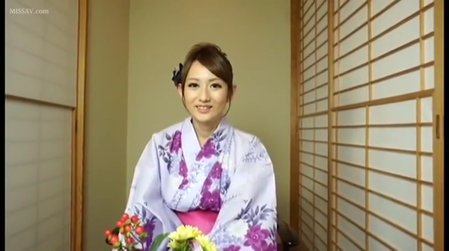 坐姿 · 和室 · 中景 · 微笑 · 面对镜头 · 和服 · 花卉 · 日本风格