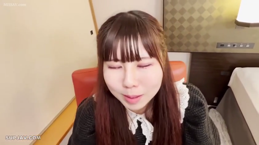脸部特写 · 酒店房间 · 凝视镜头 · 正面坐姿 · 眯眼微笑 · 齐刘海长发 · 红色靠背椅 · 黑色蕾丝领上衣