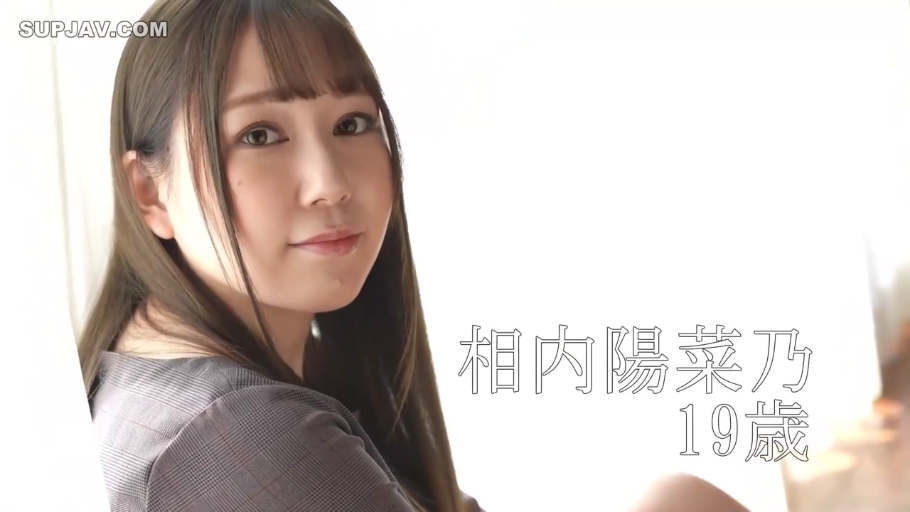 室内 · 脸部特写 · 回眸 · 凝视 · 长发 · 甜美微笑 · 灰色格子衫