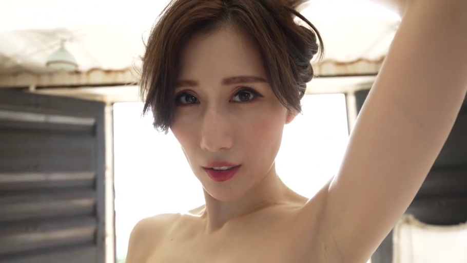 室内 · 腋下特写 · 眼神专注 · 裸露上身