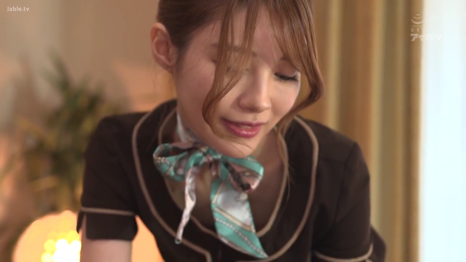 室内 · 俯身 · 脸部特写 · 微笑 · 长发 · 职业制服 · 俯视