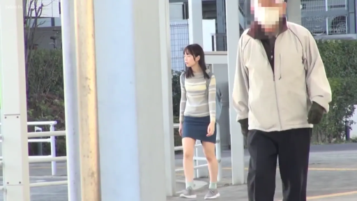 室外 · 背包 · 蓝色包臀短裙 · 女性警惕 · 中年男子全身