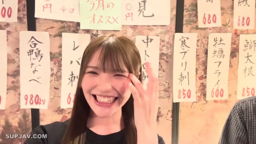 长发 · 头部特写 · 正面 · 居酒屋 · 黑色上衣 · 拨弄头发 · 背景菜单 · 眯眼大笑