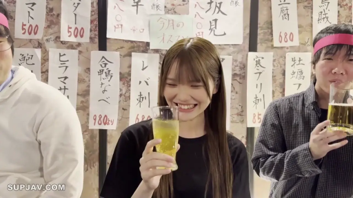 微笑 · 半身特写 · 黑色T恤 · 饮酒 · 居酒屋 · 玻璃杯 · 多人聚会 · 举杯姿势