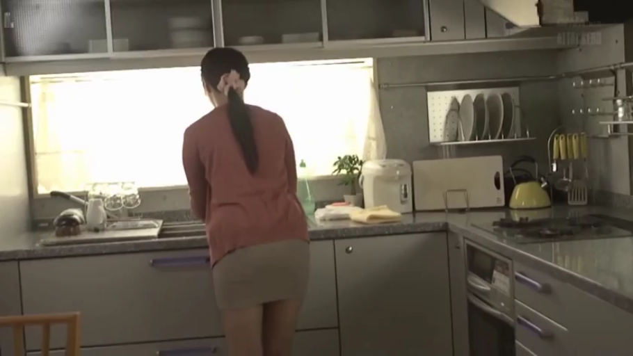 厨房 · 红色针织外套 · 厨具 · 日常居家场景 · 无 · 背影