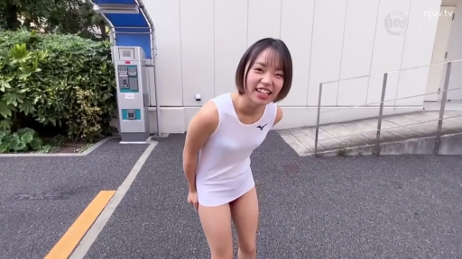 停车场 · 面对镜头微笑 · 光线明亮 · 面部表情特写 · 白色紧身连体运动衣