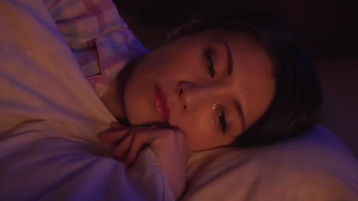 忧郁 · 枕头 · 面部特写 · 床上 · 侧卧 · 格子睡衣 · 静卧 · 昏暗暖色光