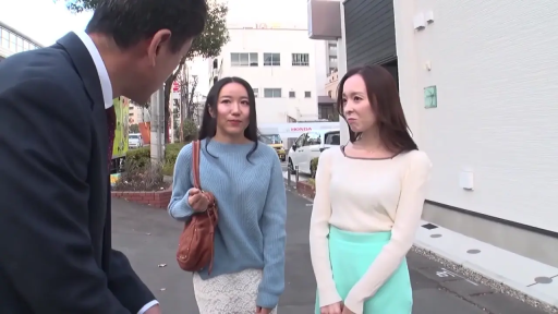 手提包 · 室外 · 针织毛衣 · 人物半身特写 · 略带疑惑