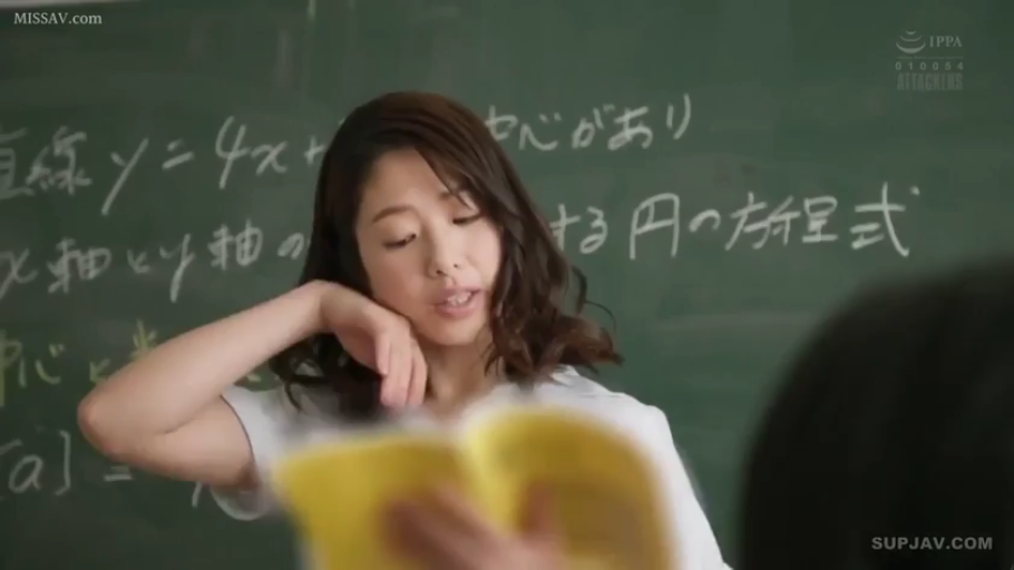 教室 · 正在说话 · 面部特写 · 课本 · 白色短袖上衣 · 黑板上有数学公式
