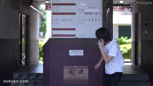 平静 · 携帯電話 · 黑色长裤 · 建筑入口 · 人物侧影