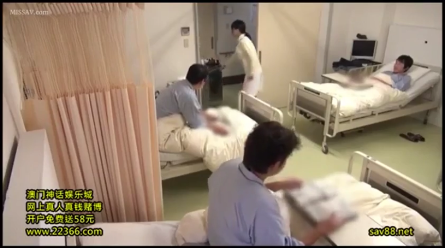 休闲衬衫 · 忙碌 · 医院病房 · 推车
