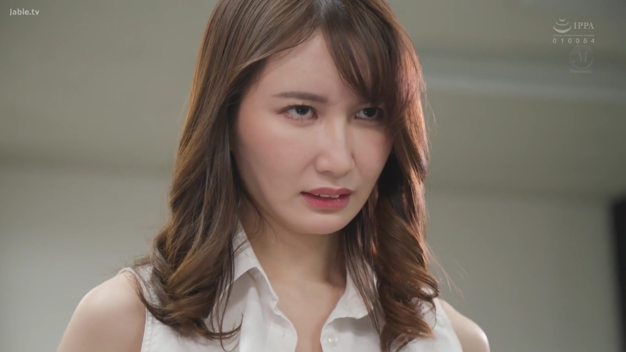 室内 · 面部特写 · 注视 · 长发 · 正面站立 · 严肃表情 · 白色无袖衬衫