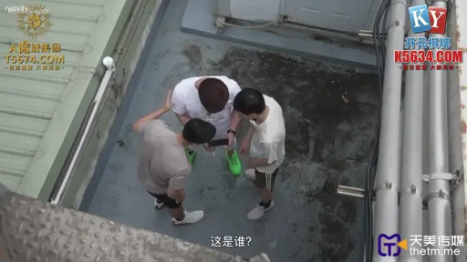 交谈中 · 智能手机 · 运动鞋 · 建筑天台