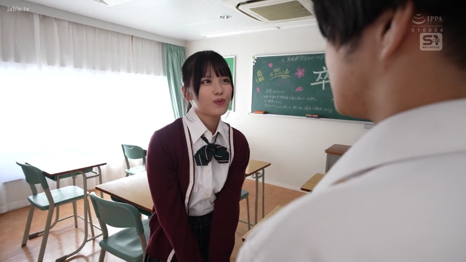 校服 · 教室 · 站立 · 微笑 · 课桌 · 对视 · 日本AV
