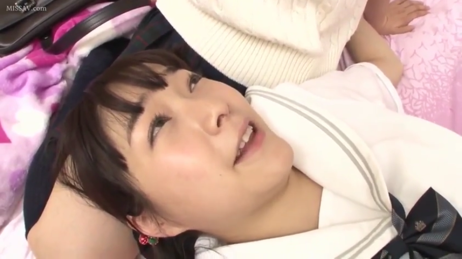 室内 · 脸部特写 · 床铺 · 陶醉 · 仰卧 · 凝视 · 水手服 · 成人影视