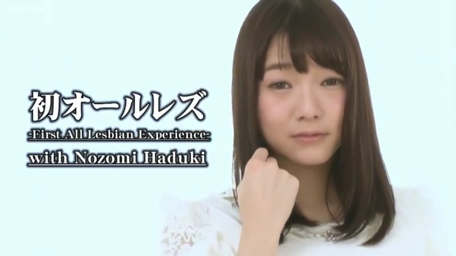 微笑 · 面对镜头 · 白色蕾丝上衣 · 影棚 · 胸部以上 · 日文标题 · 手部托腮