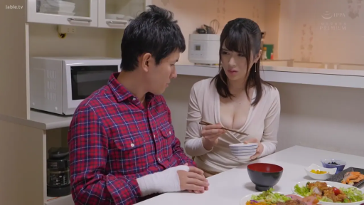 坐姿 · 半身 · 厨房 · 用餐 · 低胸装