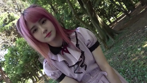 坐姿 · 甜美 · 上半身 · 凝视镜头 · 粉色长发 · 户外树林 · 洛丽塔连衣裙