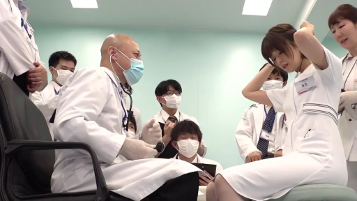 坐姿 · 医生袍 · 专注 · 角色扮演 · 中景 · 听诊器 · 诊室 · 检查