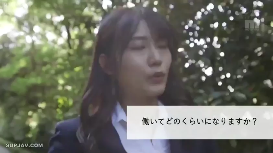 脸部特写 · 站立 · 自然 · 谈话 · 户外 · 西装 · 街头采访