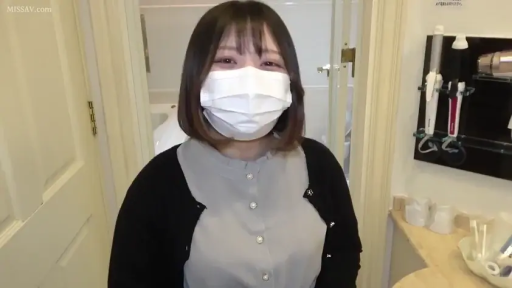 口罩特写 · 洗漱间 · 眼神温和 · 卷发棒 · 黑色开衫外套 · 室内光线明亮
