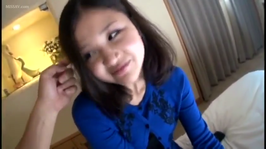 酒店 · 微微一笑 · 脸部近距离拍摄 · 蓝色开衫针织外套