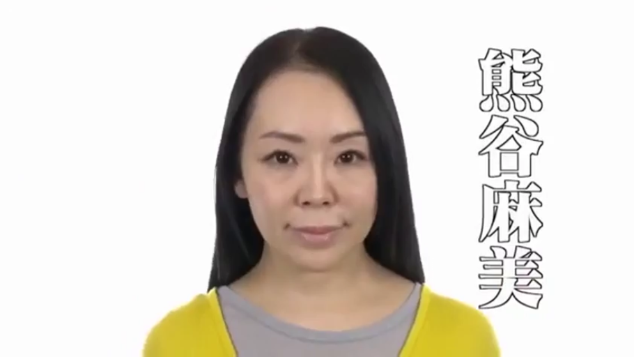 淡然 · 面部特写 · 摄影棚 · 灰色内衬 · 文字显示演员名字