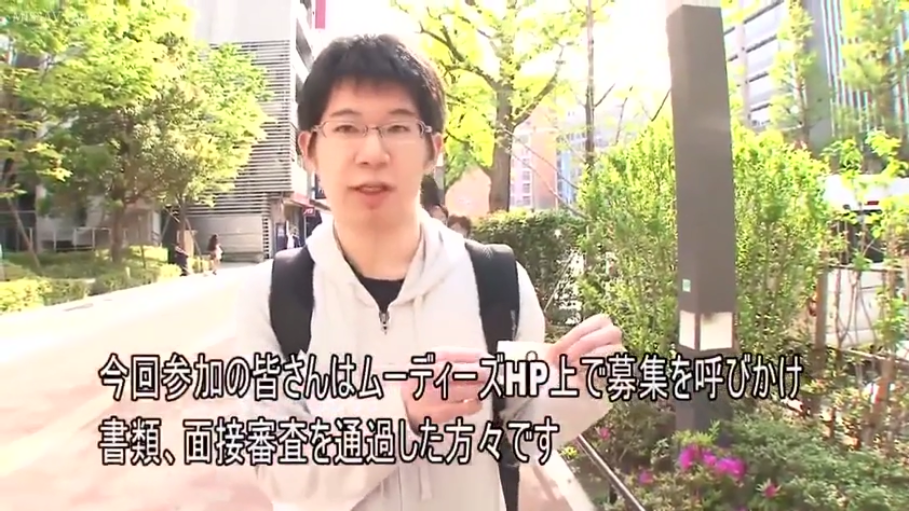 正式 · 日语字幕 · 双肩包 · 户外街道 · 黑色背包 · 中景人物特写