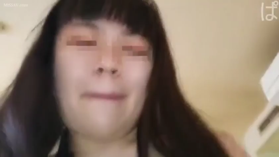 室内 · 微笑 · 面部特写 · 白色上衣 · 对视 · 平淡 · 眼睛遮挡