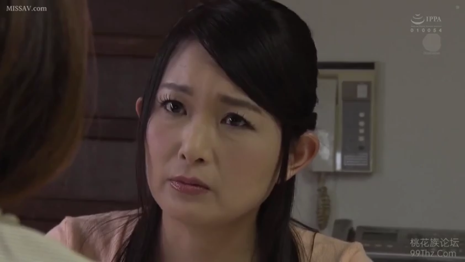 室内 · 坐姿 · 严肃 · 脸部特写 · 凝视 · 粉色上衣 · 熟女